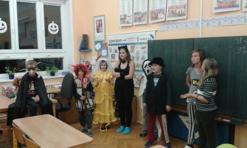 Halloween a spaní ve škole